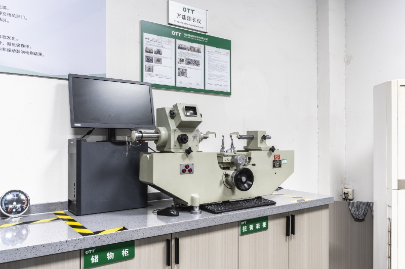 Universal Length Measuring Machine